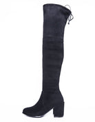 Schwarzer Overknee-Stiefel mit Blockabsatz, aus Wildlederimitat. Modischer Damenstiefel, ideal für Herbst und Winter. Elegantes Design.