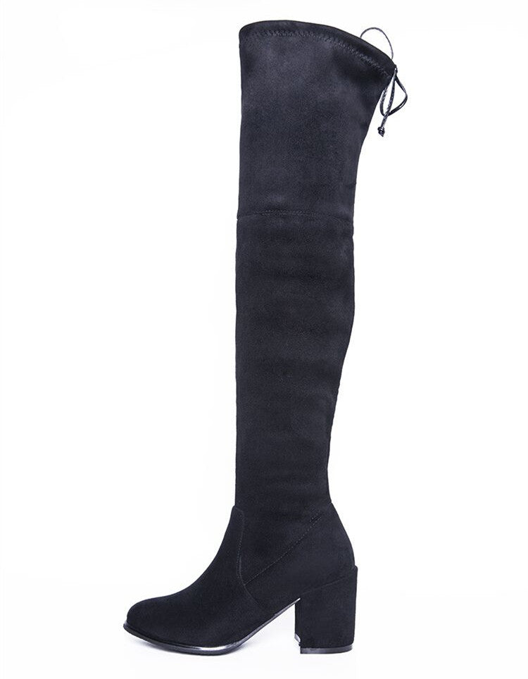 Schwarzer Overknee-Stiefel mit Blockabsatz, aus Wildlederimitat. Modischer Damenstiefel, ideal für Herbst und Winter. Elegantes Design.