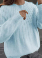 Damenpullover aus weichem, hellblauem Strick mit geripptem Design. Modischer, bequemer Strickpullover für Herbst und Winter.