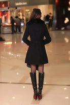 Eleganter schwarzer Mantel für Damen, kombiniert mit stilvollen, kniehohen Stiefeln. Perfekt für modische Herbst- und Winteroutfits.