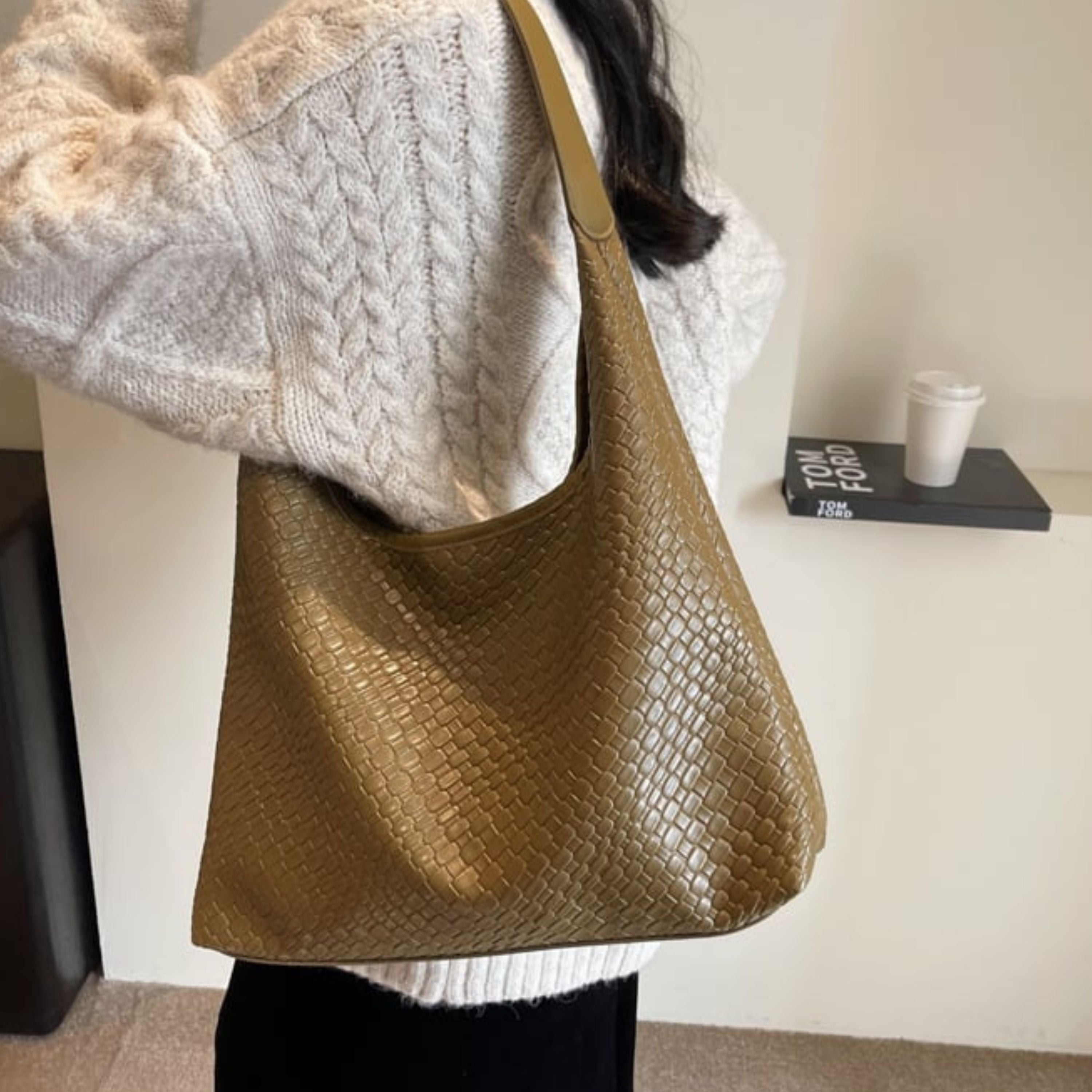 Damenhandtasche aus braunem Leder mit geflochtenem Muster, modisch und geräumig, ideal für den Alltag. Perfekt für stilbewusste Frauen.