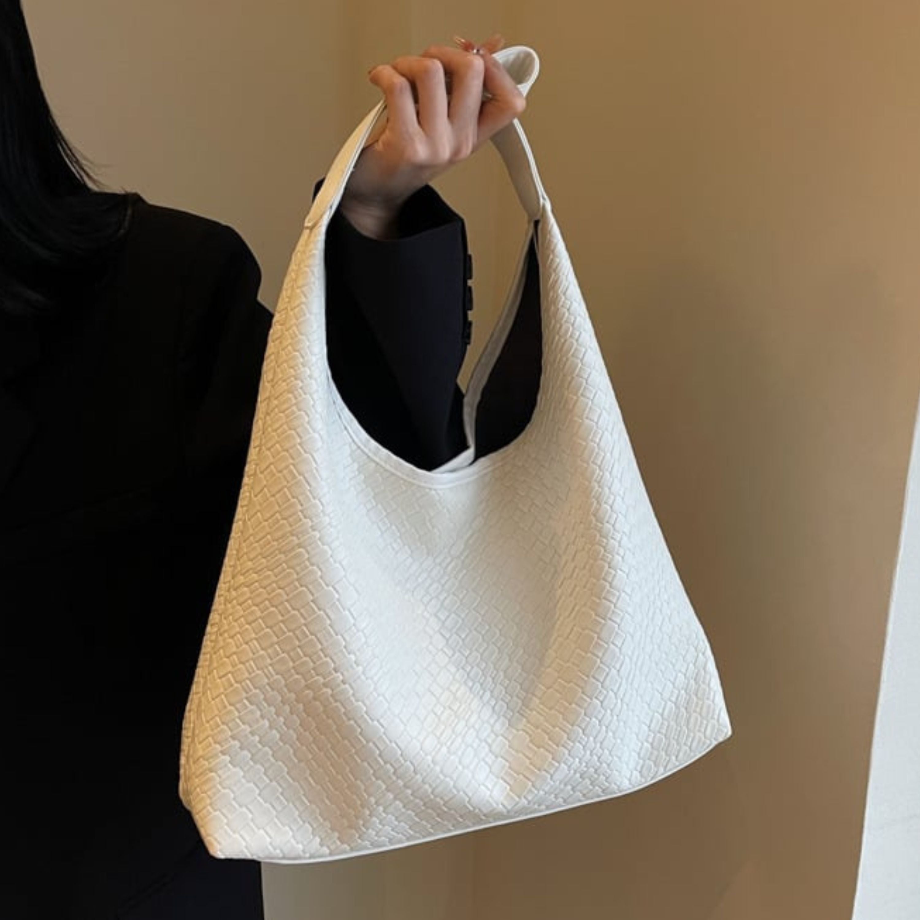 Weiße Damenhandtasche aus Leder mit gewebtem Muster, modisch und elegant, ideal für Alltag und Büro, stilvolles Accessoire für Frauen.