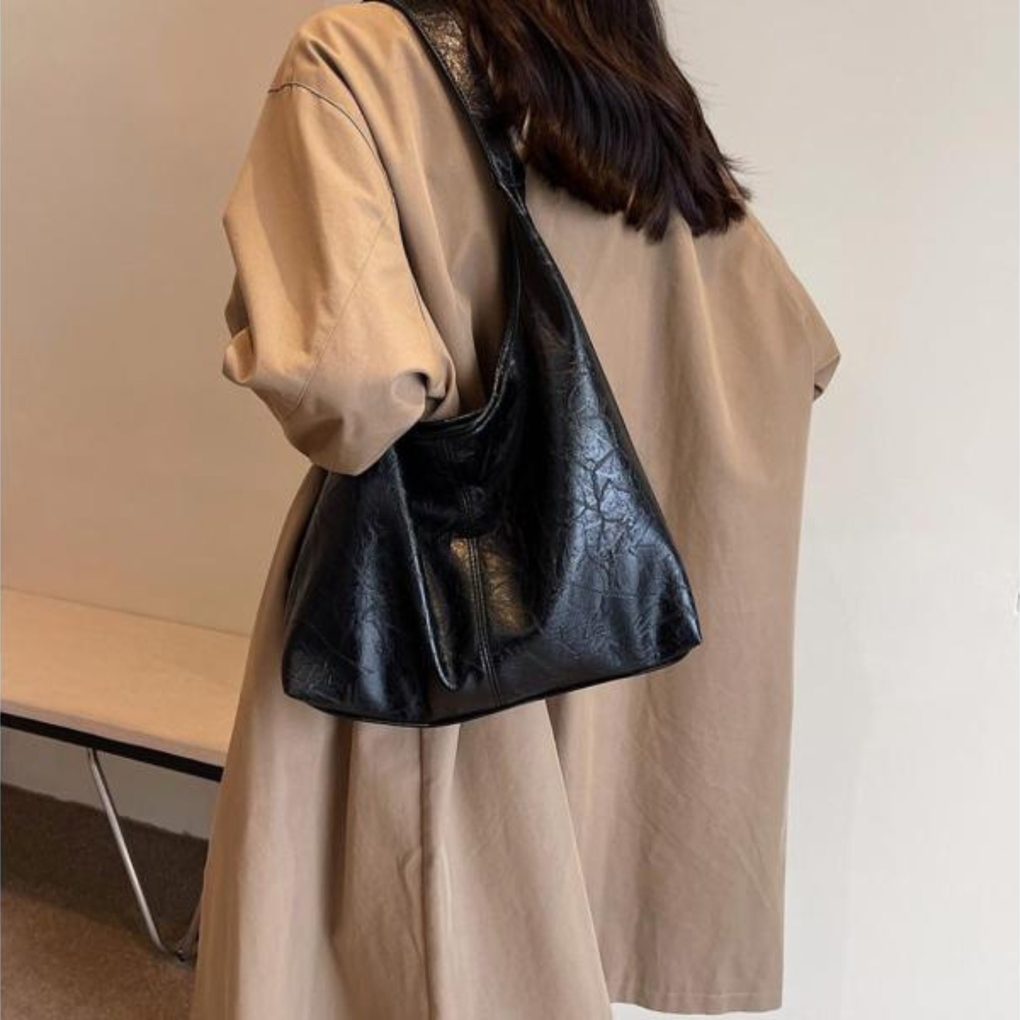 Damenhandtasche aus schwarzem Leder, elegant und modern, perfekt für den Alltag. Stilvolle Umhängetasche, ideal für Modebewusste.