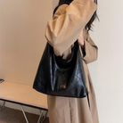 Elegante schwarze Ledertasche, 25 cm, Damenmode, vielseitig, stilvoll, ideal für Alltag und Büro, hochwertiges Accessoire, zeitloses Design.