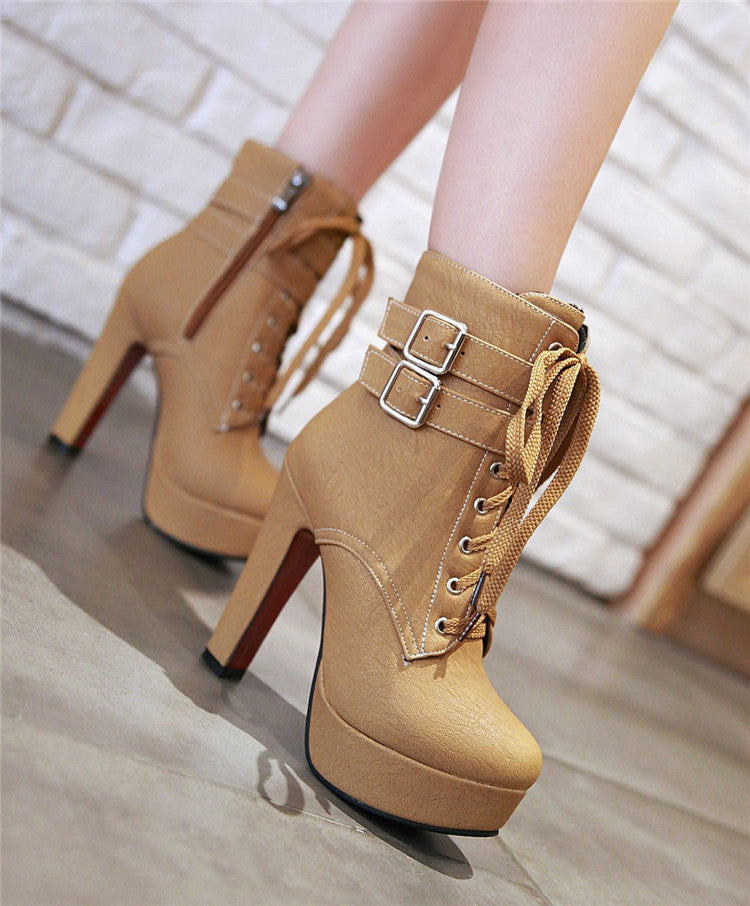 Damen Stiefeletten mit hohem Absatz, Schnürung und Schnallen in Beige. Modische Plateau-Boots für Herbst und Winter. Elegante Damenschuhe.