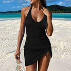 Frau im schwarzen Badeanzug am Strand, Sommermode, Strandkleidung, stilvoller Badeanzug, Urlaub, Strandoutfit, Damenmode, Meereshintergrund.