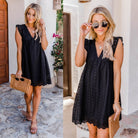 Schwarzes Sommerkleid mit Lochstickerei, V-Ausschnitt und Rüschenärmeln. Perfekt für Damenmode, Sommeroutfits und elegante Freizeitkleidung.