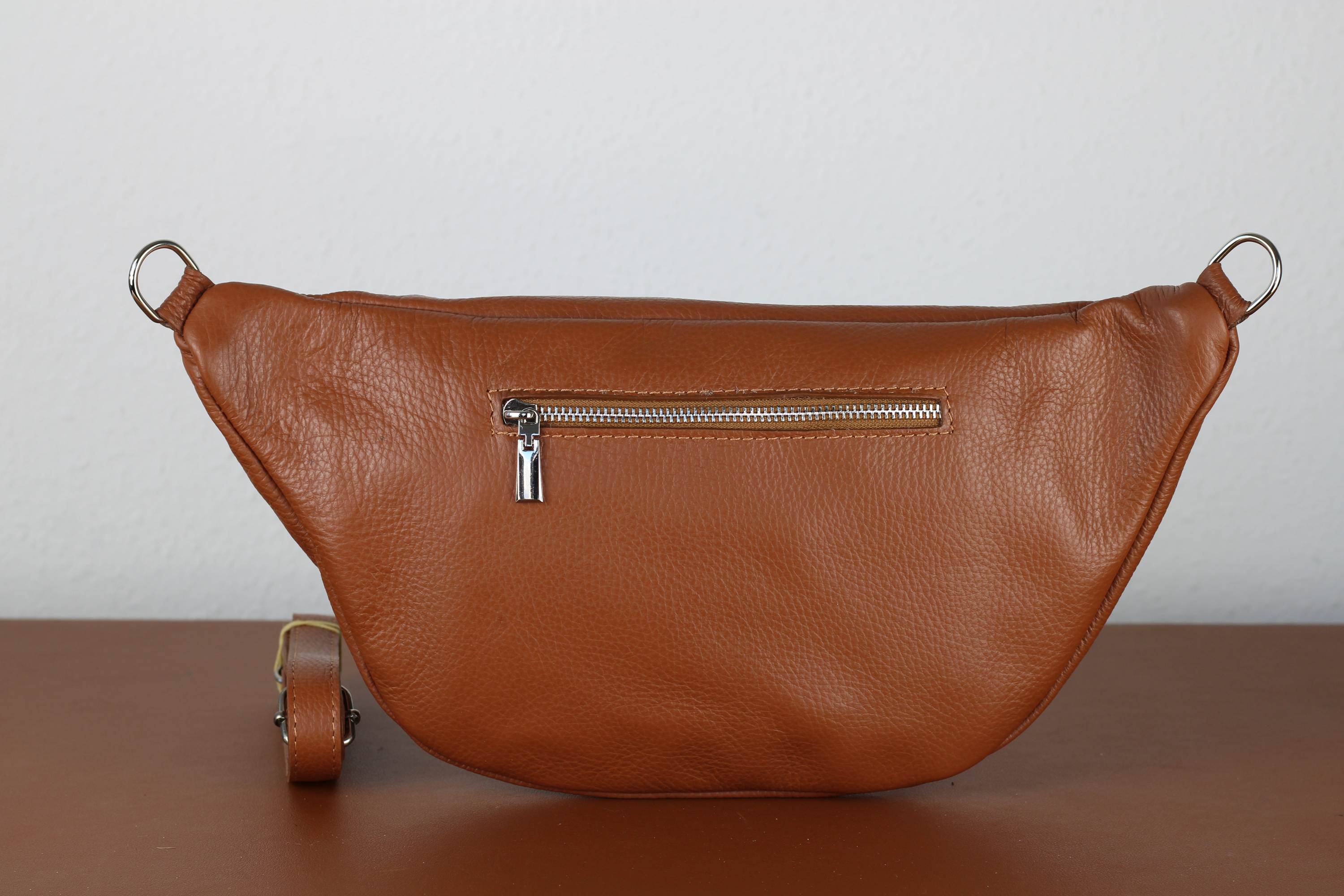 Braune Leder-Bauchtasche mit Reißverschluss, stilvoll und praktisch. Perfekt für Reisen und Alltag. Hochwertiges Accessoire für Damen und Herren.