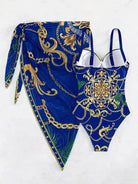Blauer Badeanzug mit goldenen Ketten- und Barockmustern, inklusive passendem Pareo. Elegantes Strandoutfit, ideal für Sommermode.
