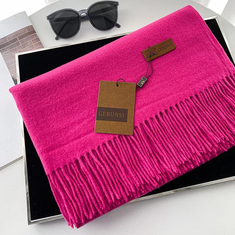 Gerunsi pinker Schal aus Kaschmir mit Fransen, luxuriös und weich. Perfekt für stilvolle Wintermode. Hochwertige Accessoires für Damen.