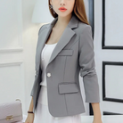 Grauer Damenblazer, elegant und modern, ideal für Business-Mode. Perfekt kombiniert mit weißem Top und Hose. Hochwertige Damenbekleidung.