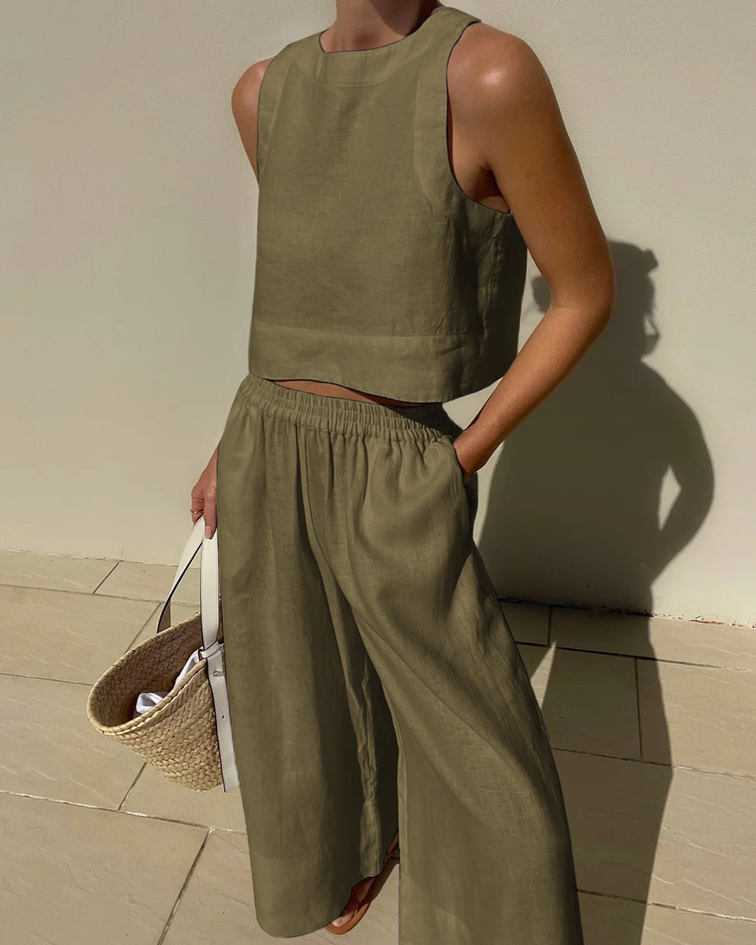 Damen-Leinen-Set in Olivgrün, ärmelloses Top und weite Hose, ideal für Sommermode. Perfekt für lässige, stilvolle Outfits.