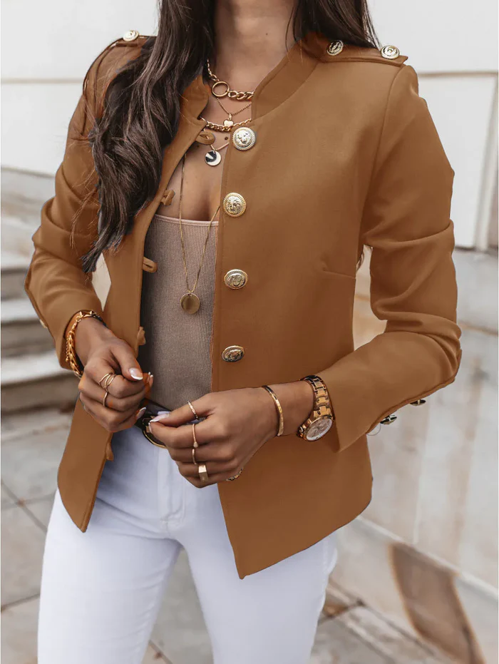 Damenblazer in Camel mit goldenen Knöpfen, kombiniert mit weißer Hose. Eleganter Look, ideal für Business und Freizeit. Modetrend 2023.