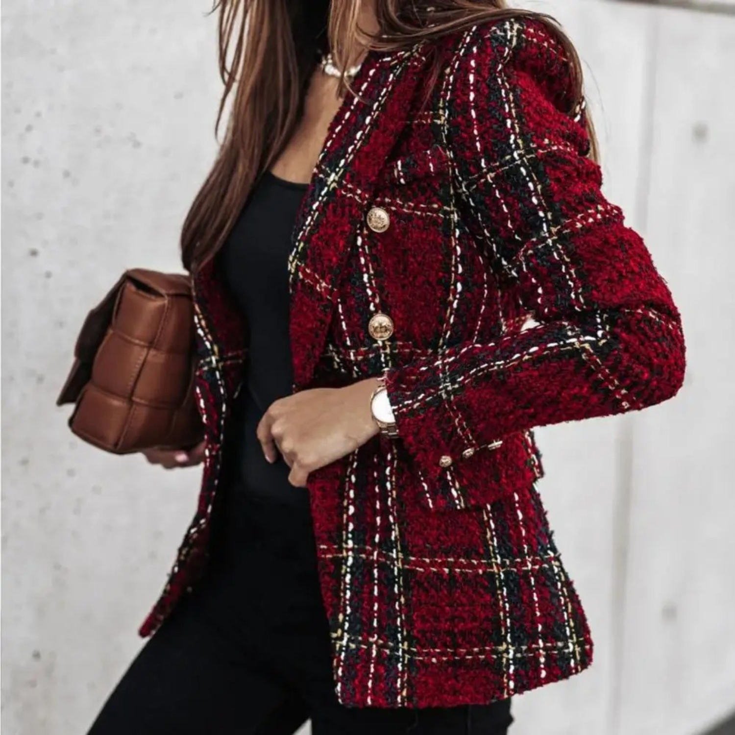 Eleganter roter Karoblazer für Damen, ideal für Herbstmode. Stilvoller Look mit goldenen Knöpfen, perfekt kombiniert mit brauner Handtasche.