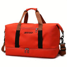 Rote Reisetasche mit braunen Griffen, Reißverschlüssen, geräumig, ideal für Reisen und Sport.