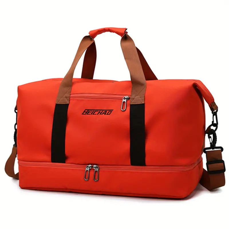 Rote Reisetasche mit braunen Griffen, Reißverschlüssen, geräumig, ideal für Reisen und Sport.