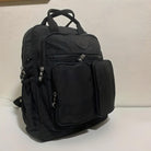 Schwarzer Rucksack mit mehreren Taschen, Reißverschlüssen, ideal für Reisen und Alltag.