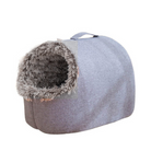 Kuschelige Katzenhöhle aus grauem Stoff mit weichem Plüsch-Innenfutter, ideal für Haustiere. Perfekte Rückzugsmöglichkeit für Katzen.