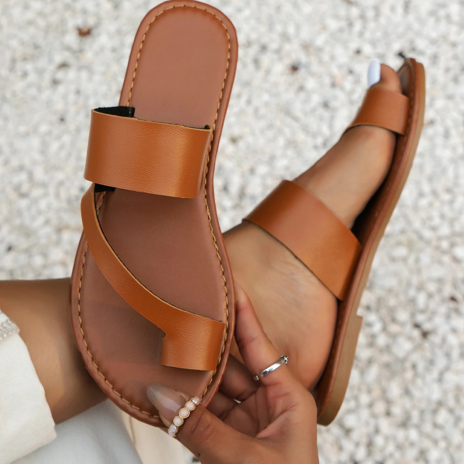 Braune Ledersandalen mit doppeltem Riemen, ideal für Sommermode. Bequeme, stilvolle Sandalen für Damen, perfekt für Strand und Freizeit.
