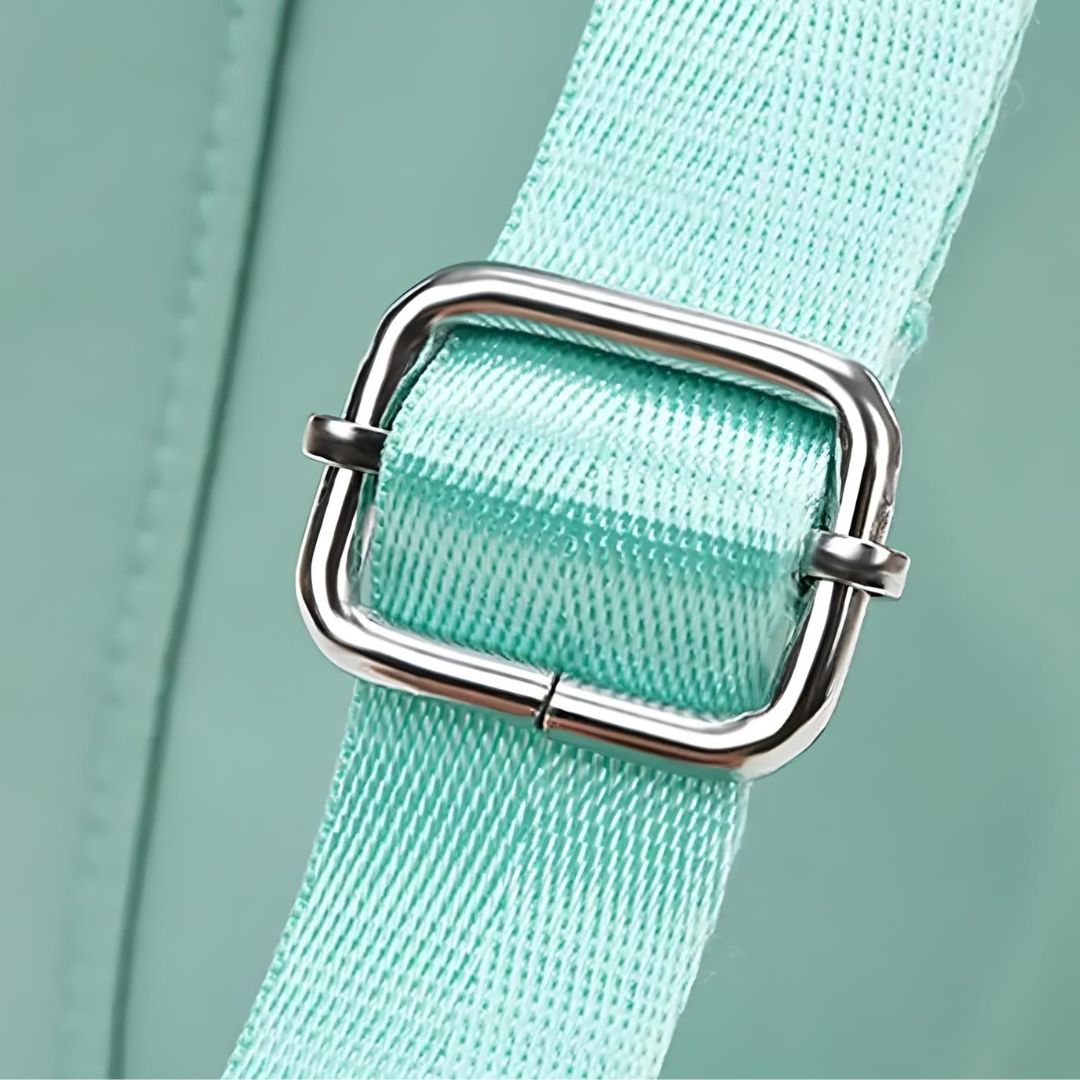 Mintgrüner Rucksackgurt mit silberner Metallschnalle, robustes Nylonmaterial.