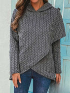 Damen Kapuzenpullover in Grau, gestricktes Zopfmuster, lässig und warm, ideal für Herbstmode. Perfekt kombinierbar mit Jeans.