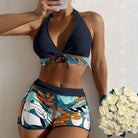 Damen-Badeanzug mit tropischem Muster, zweiteilig, Neckholder-Top und Shorts. Perfekt für Strandmode und Sommerurlaub. Hochwertige Bademode.