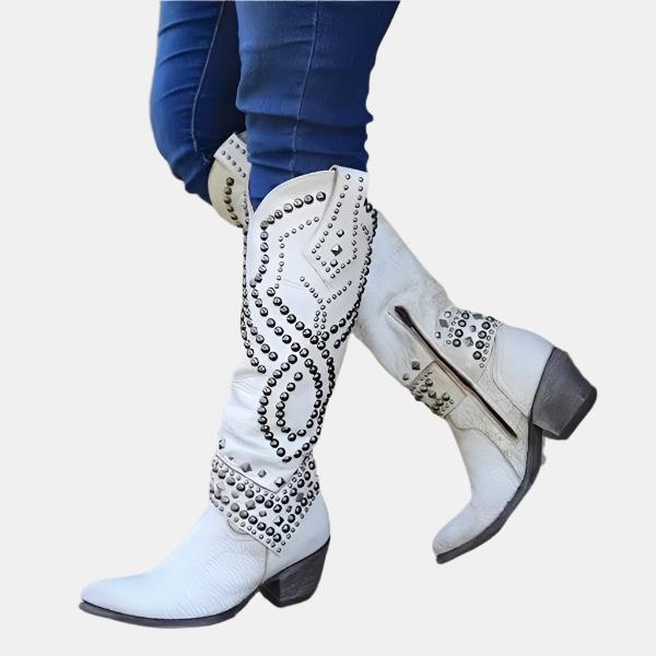 Weiße Cowboystiefel mit Nieten, Damenmode, Westernstil, Lederstiefel, modische Schuhe, trendige Stiefel, bequeme Passform, elegantes Design.