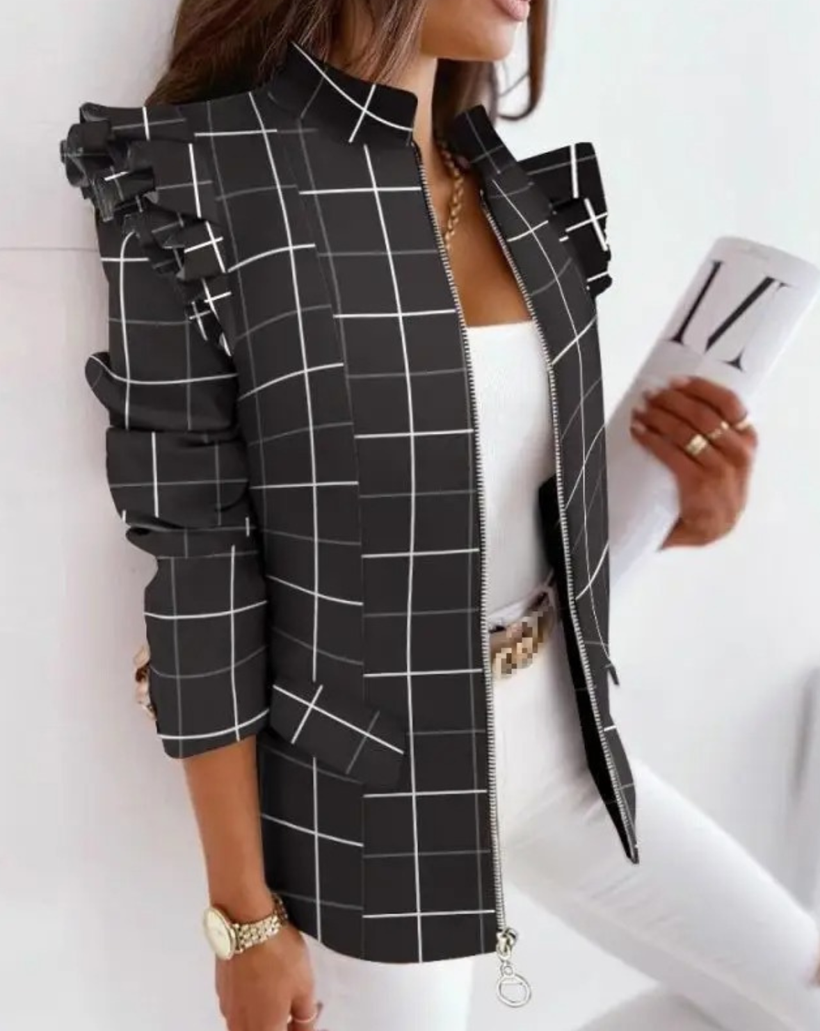 Damenblazer mit Karomuster, Reißverschluss und Rüschenärmeln. Stilvoller, eleganter Look, ideal für Büro und Freizeit. Modetrend 2023.