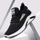 Schwarzer Sportschuh mit weißer Sohle, atmungsaktivem Mesh-Obermaterial und modernem Design. Ideal für Laufen und Fitness.
