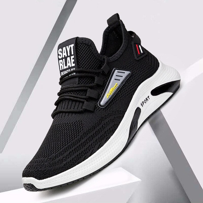 Schwarzer Sportschuh mit weißer Sohle, atmungsaktivem Mesh-Obermaterial und modernem Design. Ideal für Laufen und Fitness.