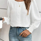 Damenbluse in Weiß mit Spitzenmuster, kombiniert mit blauer Jeans. Perfekt für lässige Outfits. Elegante Mode, Freizeitlook, Damenbekleidung.