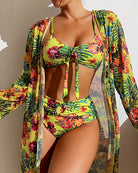 Frau im gelben Blumenbikini mit passendem Kimono, tropisches Design, Sommermode.