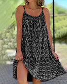 Schwarzes Sommerkleid mit Blumenmuster, ärmellos und luftig. Perfekt für Freizeit und Strand. Modetrend 2023, Damenmode, bequem und stilvoll.