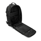 Schwarzer Laptop-Rucksack, geöffnet, mit Fächern, ideal für Reisen und Arbeit, aus Nylon.