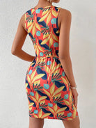 Ärmelloses Sommerkleid mit buntem Blattmuster, figurbetont, knielang, ideal für Damenmode, Freizeitkleidung, trendige Sommeroutfits.