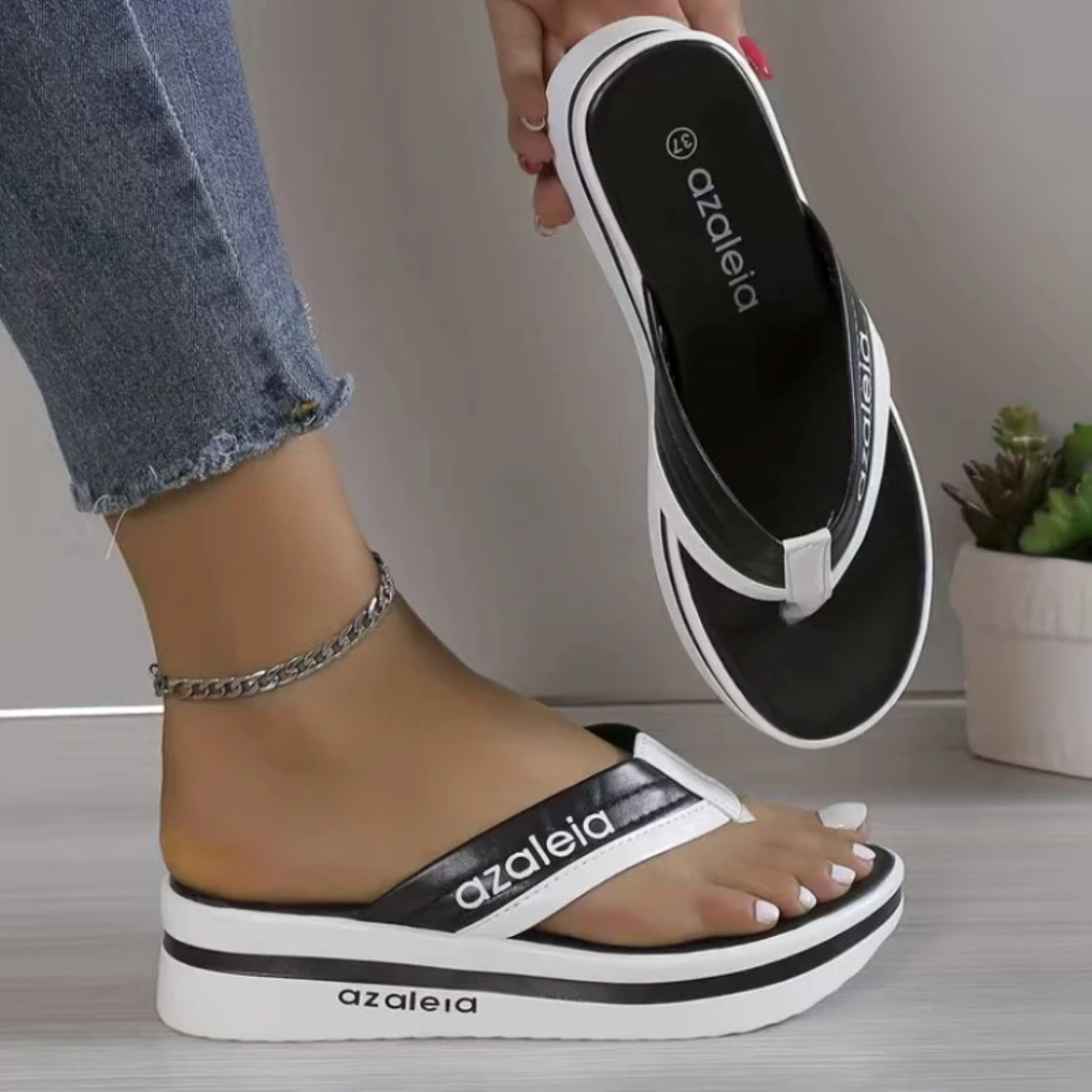 Azaleia Damen-Plateau-Sandalen in Schwarz-Weiß, modisch und bequem, ideal für Sommermode. Perfekt für Strand und Freizeit.
