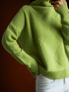 Grüner Strickpullover mit Rautenmuster, Rollkragen und langen Ärmeln. Perfekt für Herbstmode, stilvoll und warm. Damenmode, Strickwaren.