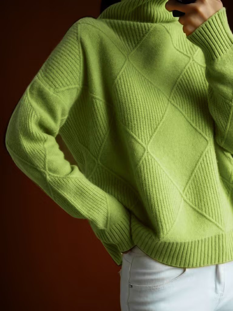 Grüner Strickpullover mit Rautenmuster, Rollkragen und langen Ärmeln. Perfekt für Herbstmode, stilvoll und warm. Damenmode, Strickwaren.