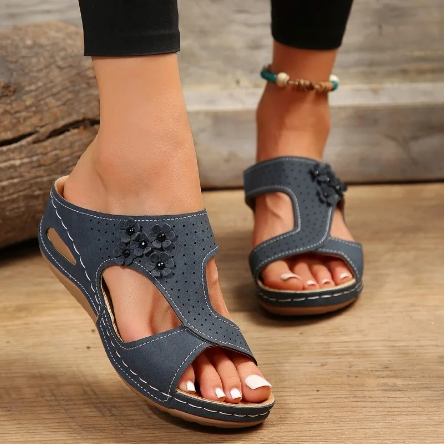Damen-Sandalen mit Blumenapplikation, bequem und modisch, ideal für Sommermode. Perfekt für Freizeit und Strand. Hochwertige Materialien.