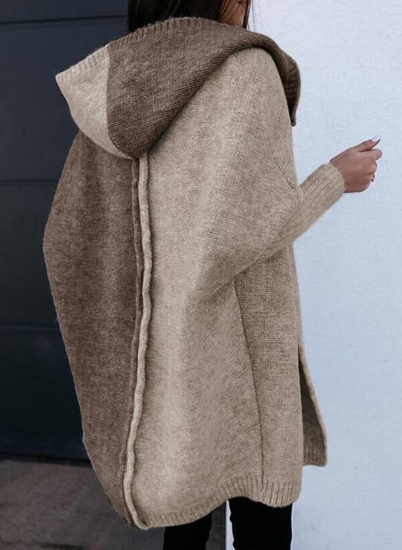 Damen Strickponcho mit Kapuze, zweifarbig in Beige und Braun. Modischer, bequemer Überwurf für Herbst und Winter. Perfekt für lässige Outfits.
