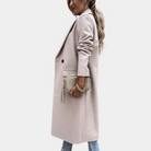 Damenmantel in Beige, elegant und zeitlos, kombiniert mit modischer Clutch. Perfekt für Herbst und Winter. Hochwertige Damenmode online kaufen.