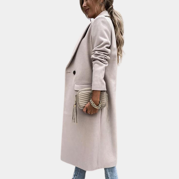 Damenmantel in Beige, elegant und zeitlos, kombiniert mit modischer Clutch. Perfekt für Herbst und Winter. Hochwertige Damenmode online kaufen.