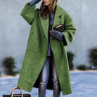 Damenmode: Grüner Wollmantel, oversized, elegant, ideal für Herbst/Winter. Kombiniert mit Jeans und Accessoires für stilvollen Look.