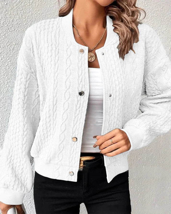 Weiße Strickjacke Damen, modisch, mit Zopfmuster, lässig, Herbstmode, bequeme Passform, ideal für kühle Tage, stilvoll und vielseitig.