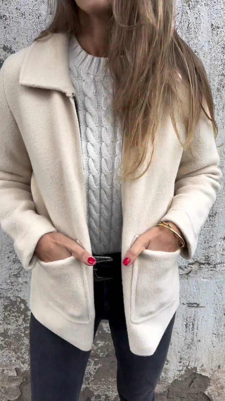Damen Winterjacke in Beige, kuschelig und stilvoll, ideal für kalte Tage. Perfekt kombinierbar mit Strickpullover und Jeans. Wintermode 2023.