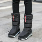 Schwarze Winterstiefel mit dicker Sohle und Schnürung, ideal für kaltes Wetter. Modische, warme Damenstiefel für Outdoor-Aktivitäten.