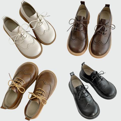 Vier Paar elegante Lederschuhe in verschiedenen Farben: Weiß, Braun und Schwarz. Perfekt für stilvolle Outfits und zeitlosen Komfort.