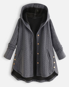 Graue Damenjacke mit Kapuze, Knopfleiste und Taschen. Modischer Strick-Look, ideal für Herbst und Winter. Bequeme, warme Oberbekleidung.