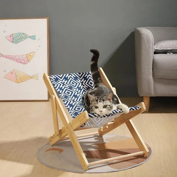 Katzenliege aus Holz mit blau-weißem Muster, ideal für Katzenentspannung. Perfekt für modernes Wohndesign und Haustierkomfort.