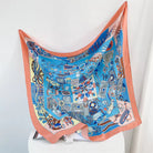 Seidenschal mit buntem geometrischem Muster, blau und orange, modisches Accessoire.